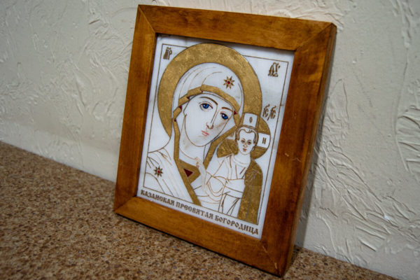 Икона Казанской Богоматери № 11, плоскостная гравированная икона, оформленная художественной эмалью или поталью, фото 2