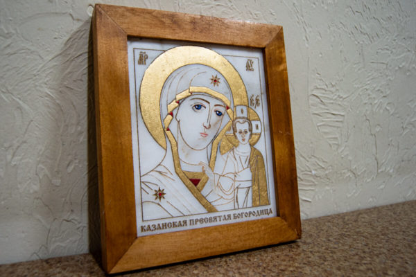 Икона Казанской Богоматери № 11, плоскостная гравированная икона, оформленная художественной эмалью или поталью, фото 3