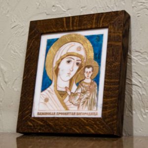 Икона Казанской Богоматери № 28, плоскостная гравированная икона, оформленная художественной эмалью или поталью, фото 1