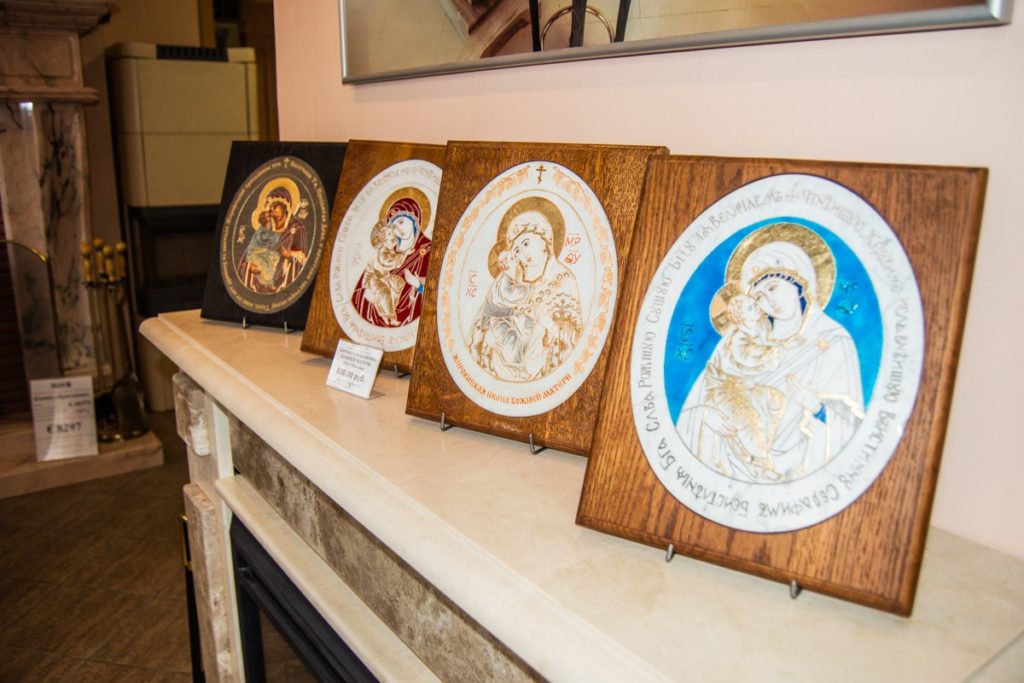 Иконы и изделия из камня в салоне Glivi в Минске