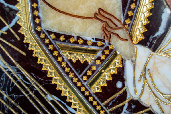 Икона Казанской Богоматери № 1.25-19 из мрамора от Гливи, фото сделано в фирменном салоне в Минске, изображение № 6
