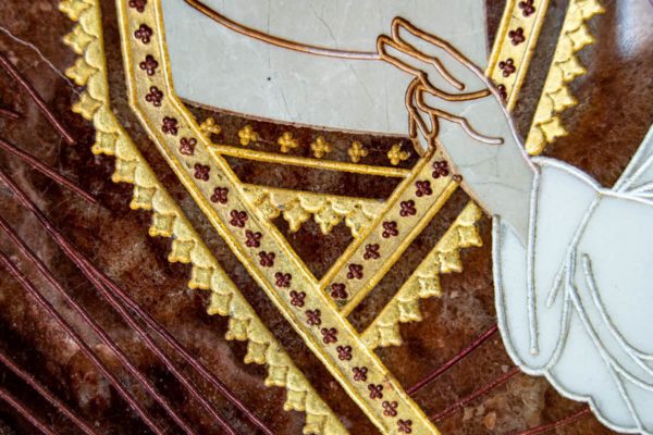 Икона Казанской Богоматери № 1.25-23 из мрамора от Гливи, фото сделано в фирменном салоне в Минске, изображение № 5