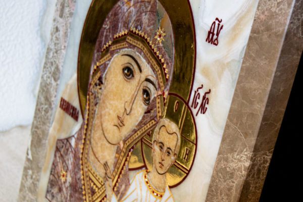 Икона Казанской Богоматери № 1.25-20 из мрамора от Гливи, фото сделано в фирменном салоне в Минске, изображение № 9