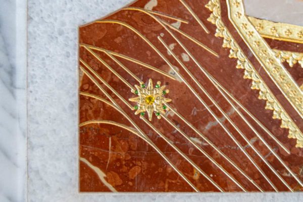 Икона Казанской Богоматери № 1.25-10 из мрамора от Гливи, фото сделано в фирменном салоне в Минске, изображение № 3