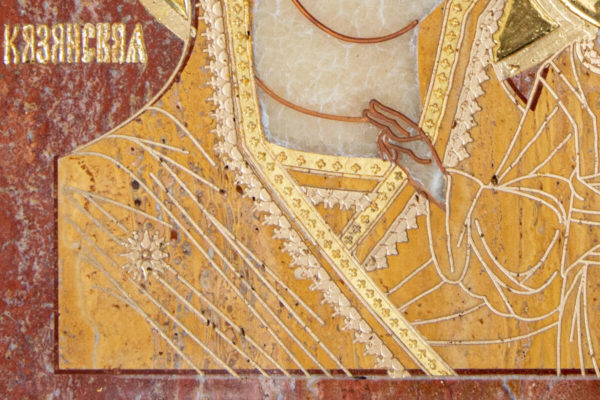 Икона Казанской Богоматери № 2.12-5 из мрамора от Гливи, фото сделано в фирменном салоне в Минске, изображение № 1