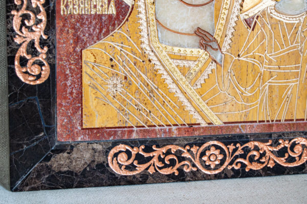 Икона Казанской Богоматери № 2.12-5 из мрамора от Гливи, фото сделано в фирменном салоне в Минске, изображение № 6