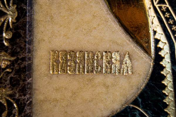 Икона Казанской Богоматери № 1.25-4 из мрамора от Гливи, фото сделано в фирменном салоне в Минске, изображение № 5