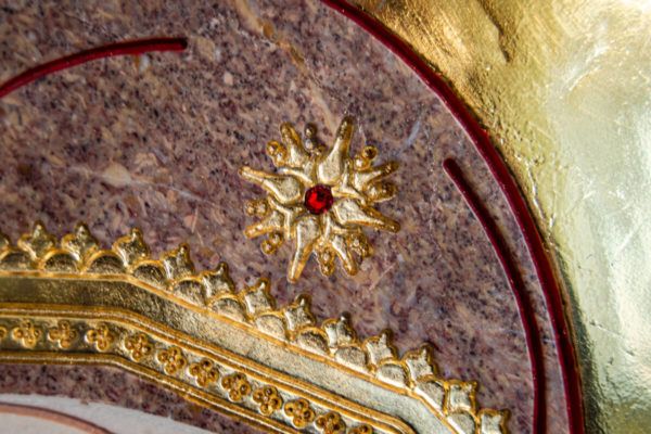 Икона Казанской Богоматери № 1.25-2 из мрамора от Гливи, фото сделано в фирменном салоне в Минске, изображение № 5