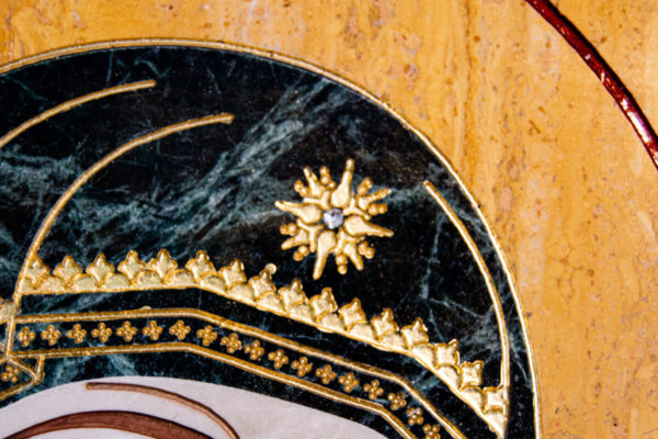 Икона Казанской Богоматери № 1.25-3 из мрамора от Гливи, фото сделано в фирменном салоне в Минске, изображение № 6