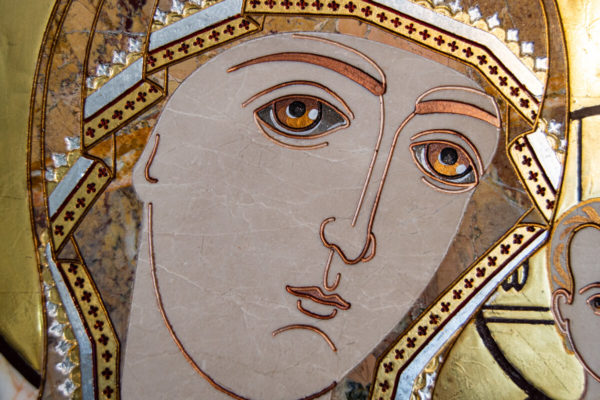 Икона Казанской Богоматери № 1.25-8 из мрамора от Гливи, фото сделано в фирменном салоне в Минске, изображение № 3