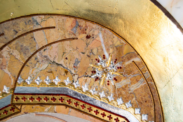 Икона Казанской Богоматери № 1.25-8 из мрамора от Гливи, фото сделано в фирменном салоне в Минске, изображение № 4