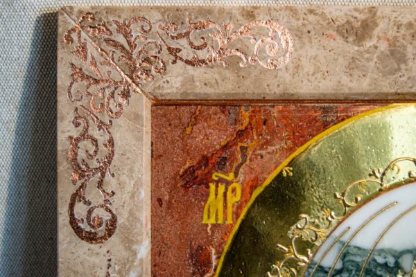 Икона Казанской Богоматери № 1.25-21 из мрамора от Гливи, фото сделано в фирменном салоне в Минске, изображение № 5