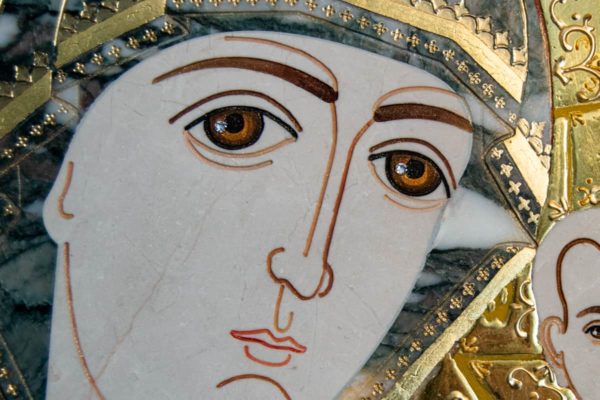 Икона Казанской Богоматери № 1.25-21 из мрамора от Гливи, фото сделано в фирменном салоне в Минске, изображение № 6